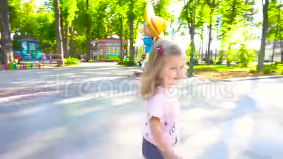 在游乐园玩的女孩视频的预览图
