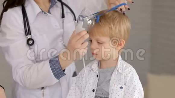 儿科医生给孩子戴上吸入面罩视频的预览图