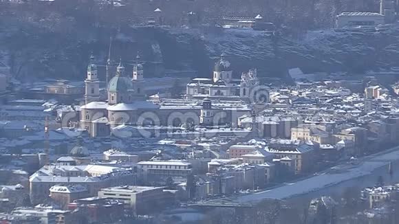 从盖斯伯格到萨尔茨堡市中心冬季奥地利萨尔茨堡视频的预览图
