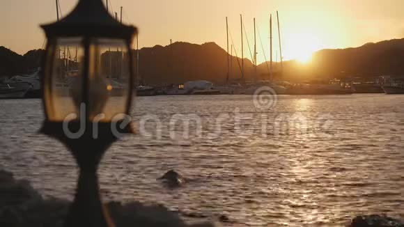 日落时分豪华游艇在港口休息视频的预览图