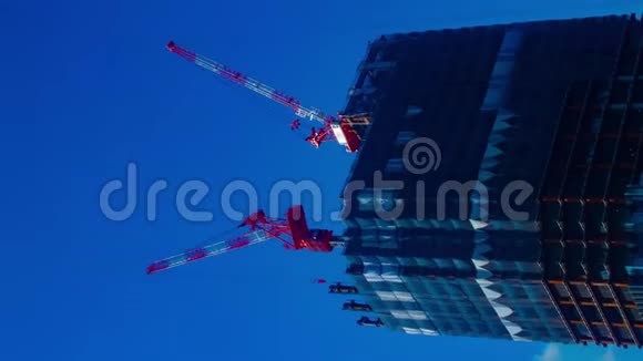 东京垂直蓝天后面正在施工的起重机的延时视频的预览图