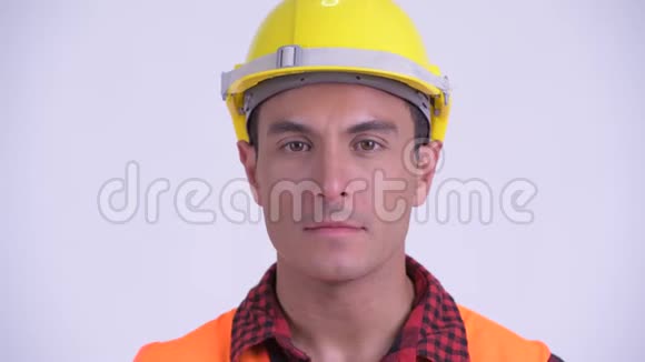 年轻快乐的西班牙裔建筑工人的笑脸视频的预览图