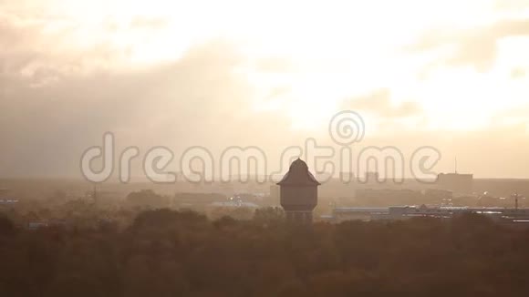明亮的日出在城市水塔在里加城市拉脱维亚视频的预览图
