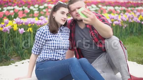 年轻夫妇自拍视频的预览图