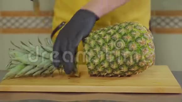 煮切热带水果在木板上视频的预览图
