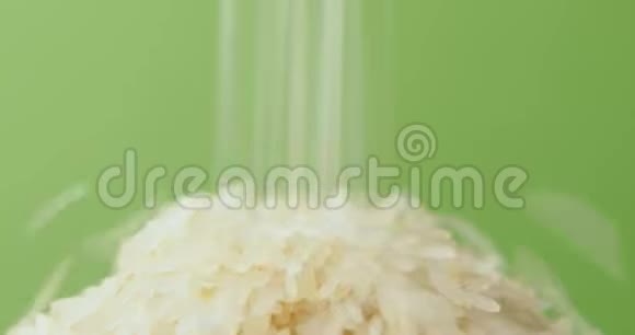 把白米粒倒入盘子里纯绿色背景视频的预览图