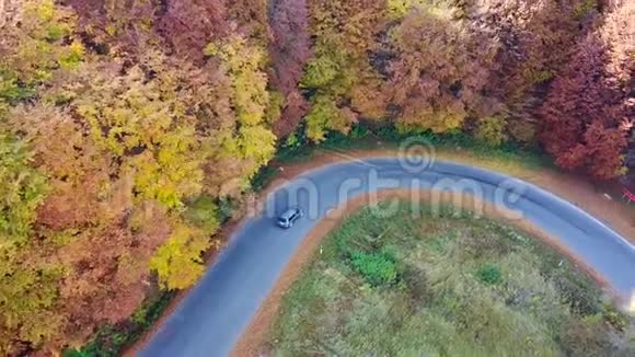 从鸟瞰山路上的汽车视频的预览图