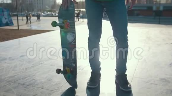 阳光明媚的一天年轻人在户外玩滑板视频的预览图
