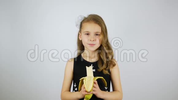 可爱的孩子吃香蕉的肖像摄影棚视频的预览图