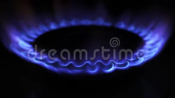 打开煤气炉蓝色的火焰燃烧得很近视频的预览图