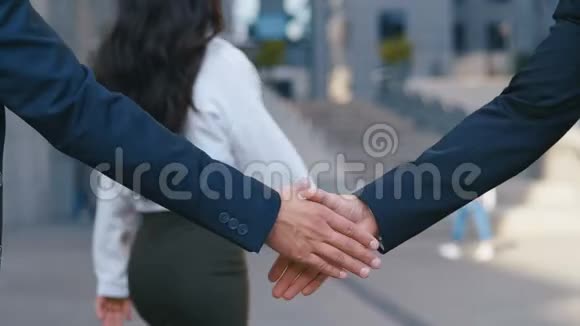 两名男子在商务中心背景下握手成功的交易或问候的概念双业务伙伴摇号视频的预览图