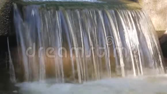 溅的水花岩石上的流水视频的预览图