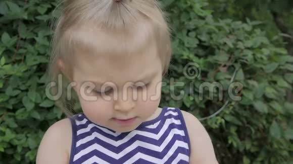 可爱的小女孩高兴地吃着新鲜的桑树视频的预览图