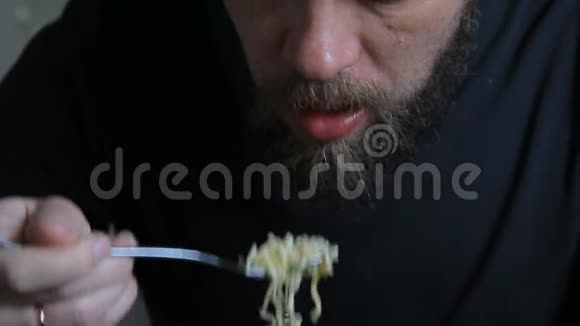 大胡子男人吃方便面视频的预览图