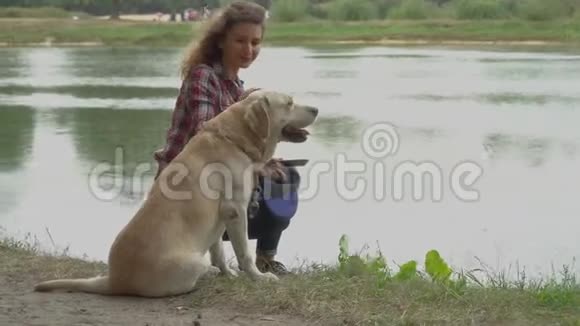 红发女人和狗一起休息视频的预览图