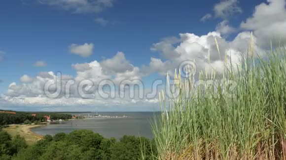 从立陶宛库洛尼亚的沙丘上看到奈达码头视频的预览图