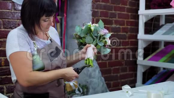 专业花艺师在花艺设计工作室用剪刀剪花茎视频的预览图