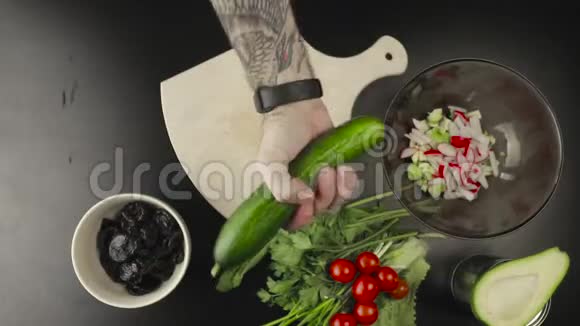 色拉菜的烹饪过程视频的预览图