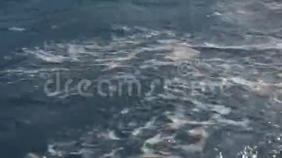 水上步道船蓝色海洋天空视频的预览图