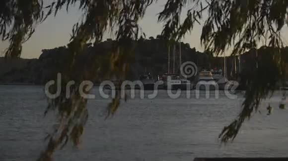 日落时分豪华游艇在港口休息视频的预览图