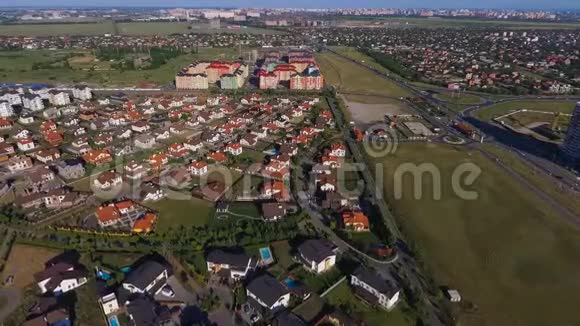 美丽的现代化城市欧洲房屋的屋顶私人和解克拉斯诺达尔德国村庄与Dji幻影4一起射击视频的预览图