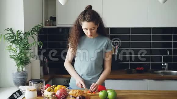 快乐的女人在厨房准备早餐她的丈夫带着苹果来展示她的杂耍女人视频的预览图