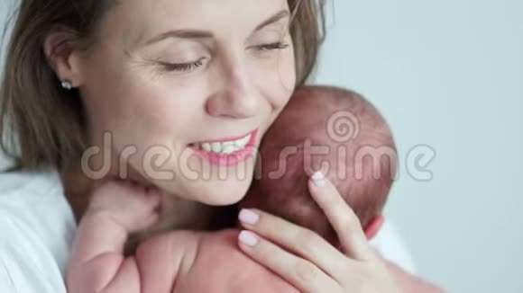 一位幸福成熟的母亲怀里抱着一个新生婴儿的特写肖像快乐的母亲母亲节铭记视频的预览图