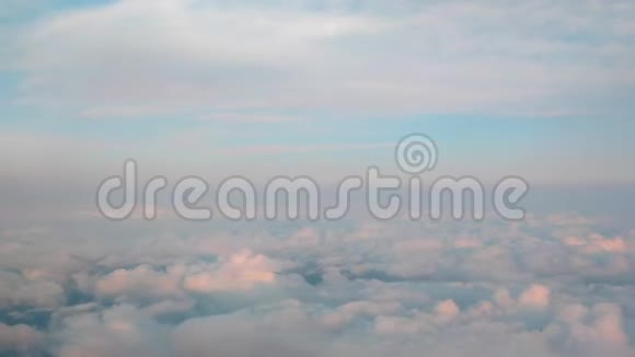 在云层之上飞行天际线视频的预览图