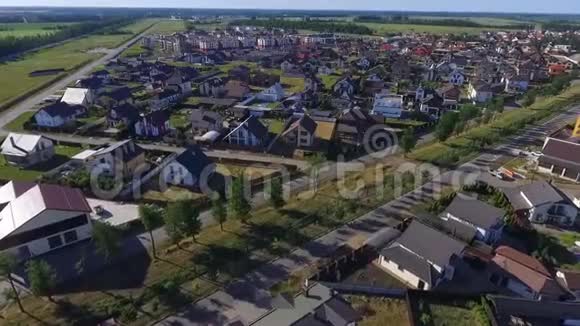 美丽的现代化城市欧洲房屋的屋顶私人和解克拉斯诺达尔德国村庄与Dji幻影4一起射击视频的预览图