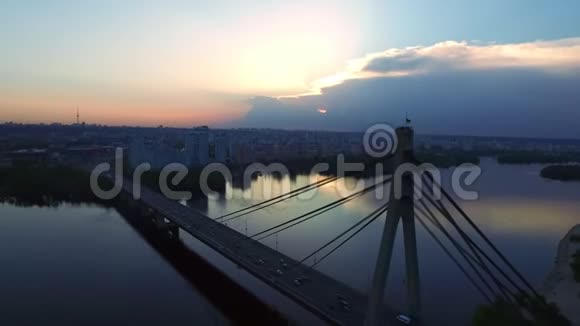 全景城市的夜空景观傍晚城市的空中观景车桥视频的预览图