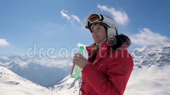 女滑雪者在山上饮用干净的水视频的预览图