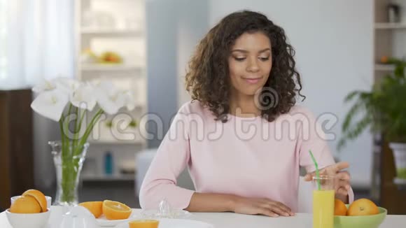 年轻的多种族女性从玻璃中喝果汁健康的果汁维生素视频的预览图