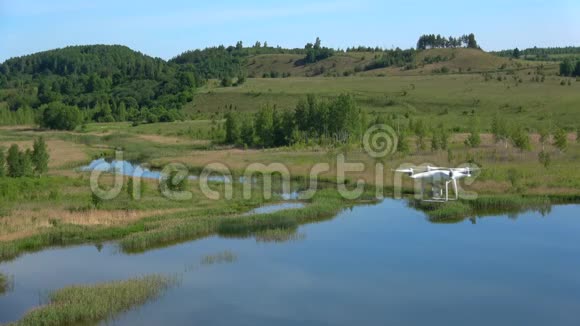 四架直升机为湖拍照俄罗斯Izborsk视频的预览图