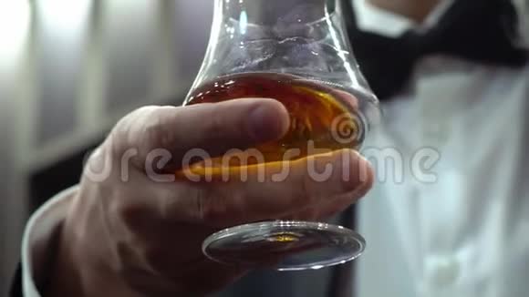喝威士忌的人视频的预览图
