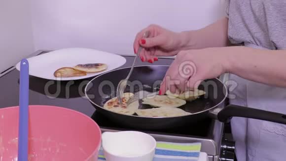 女人把烤好的煎饼放在盘子里视频的预览图