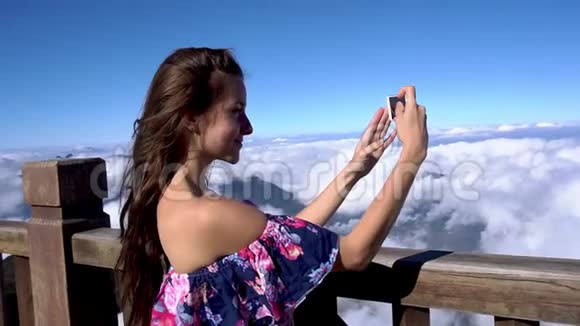 旅行概念在萨帕的范西潘山上拍智能手机的女人视频的预览图