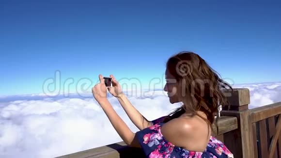 在越南萨帕的范西潘山上用手机拍照的女人视频的预览图