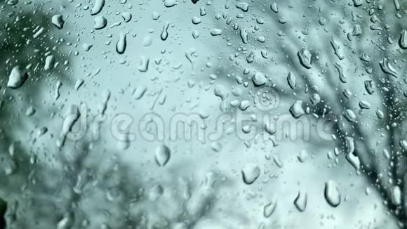 多云背景下车窗玻璃表面的雨滴视频的预览图