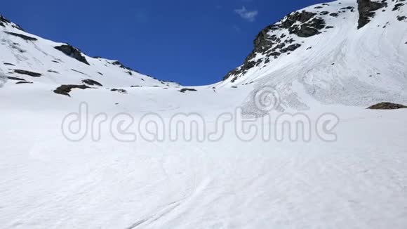 一人在雪坡上滑雪晴天意大利阿尔卑斯山的运动冒险春季雪崩视频的预览图