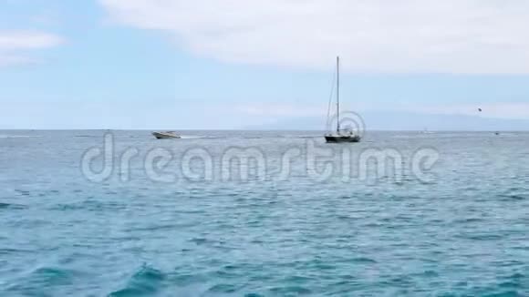 船和游艇漂浮在海水上度假胜地视频的预览图