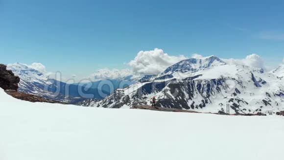 空中飞越雪山山顶徒步旅行者滑雪观光登山雪山阿尔卑斯山全景征服视频的预览图