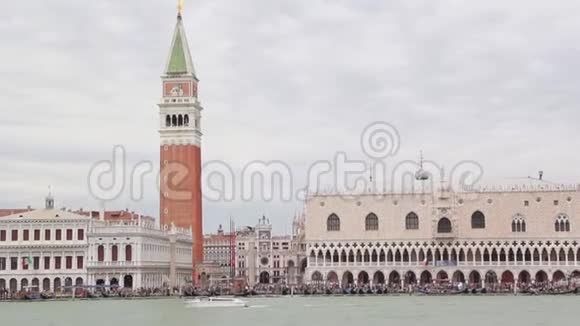 意大利威尼斯城从海船全景圣马可多格皇宫视频的预览图