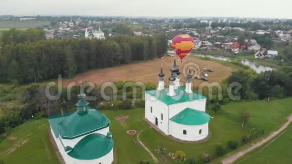 一个小小的基督教村庄一个气球在天空中飞翔俄罗斯苏兹达尔视频的预览图