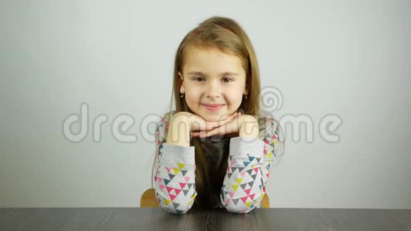可爱的小女孩用手做手势过来视频的预览图