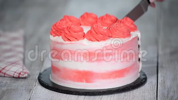 五颜六色的生日蛋糕女性手切生日蛋糕视频的预览图