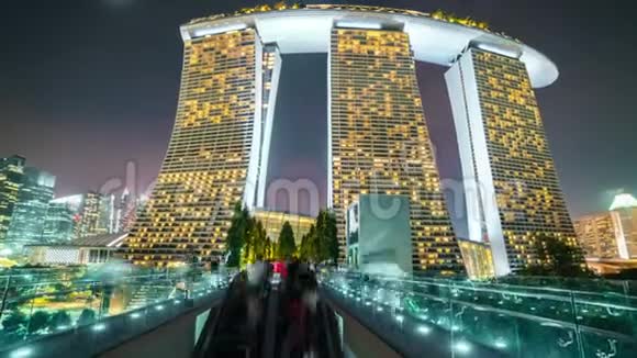在新加坡人们晚上沿着桥步行到滨海湾金沙2017年8月视频的预览图