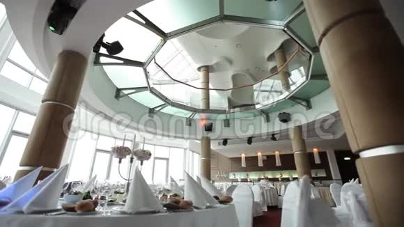 宴会厅为婚礼准备了一间玻璃天花板的漂亮客房视频的预览图