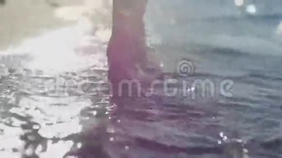 脚踩在海面上视频的预览图
