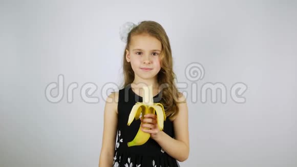 美丽的女孩吃香蕉可爱的微笑视频的预览图
