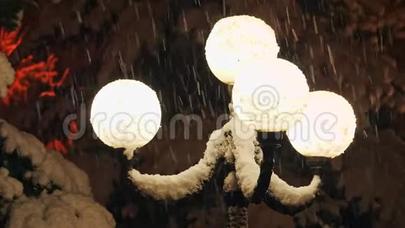 在路灯的灯光下美丽的强烈降雪关闭视频的预览图
